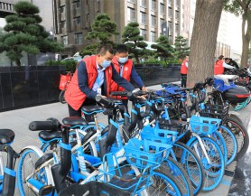 ob欧宝网站和广武门后街社区开展“整治共享单车乱停乱放”志愿服务活动